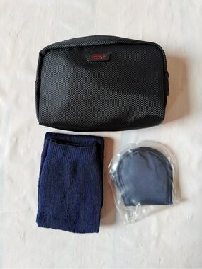 TUMI Toiletry Bag pouch with Socks eye Mask Delta Air Lines Amenity Kit nWOT